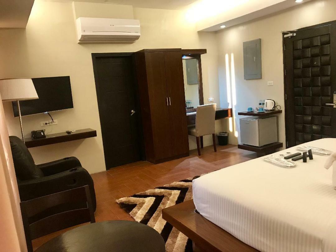 Treasure Island Hotel With Mini Water Adventure Masbate City Екстер'єр фото